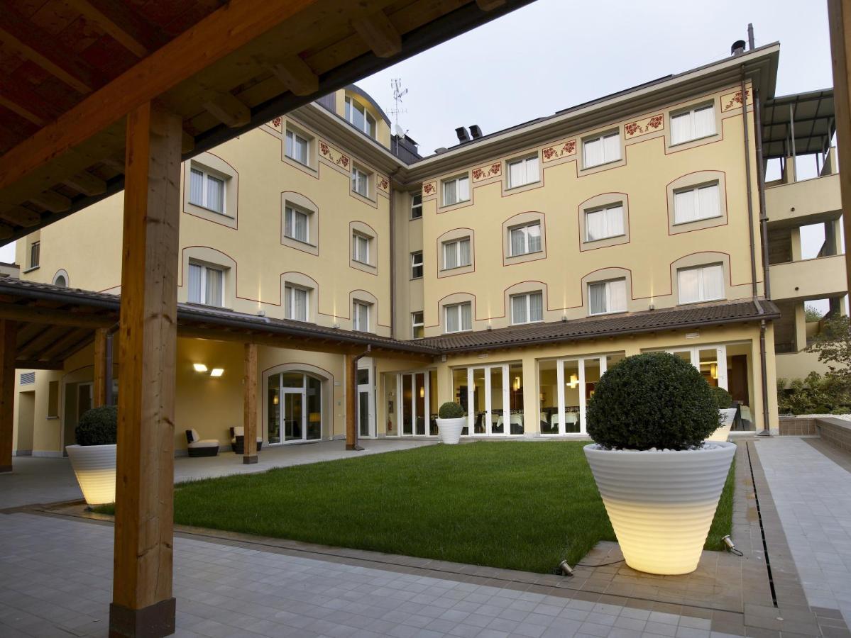 Virginia Palace Hotel Гарбаньяте-Міланезе Екстер'єр фото