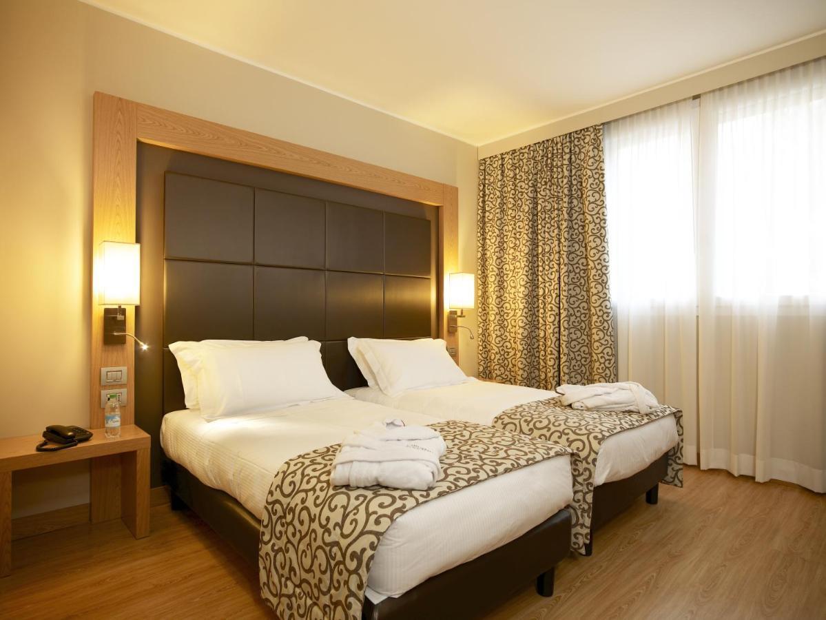Virginia Palace Hotel Гарбаньяте-Міланезе Екстер'єр фото