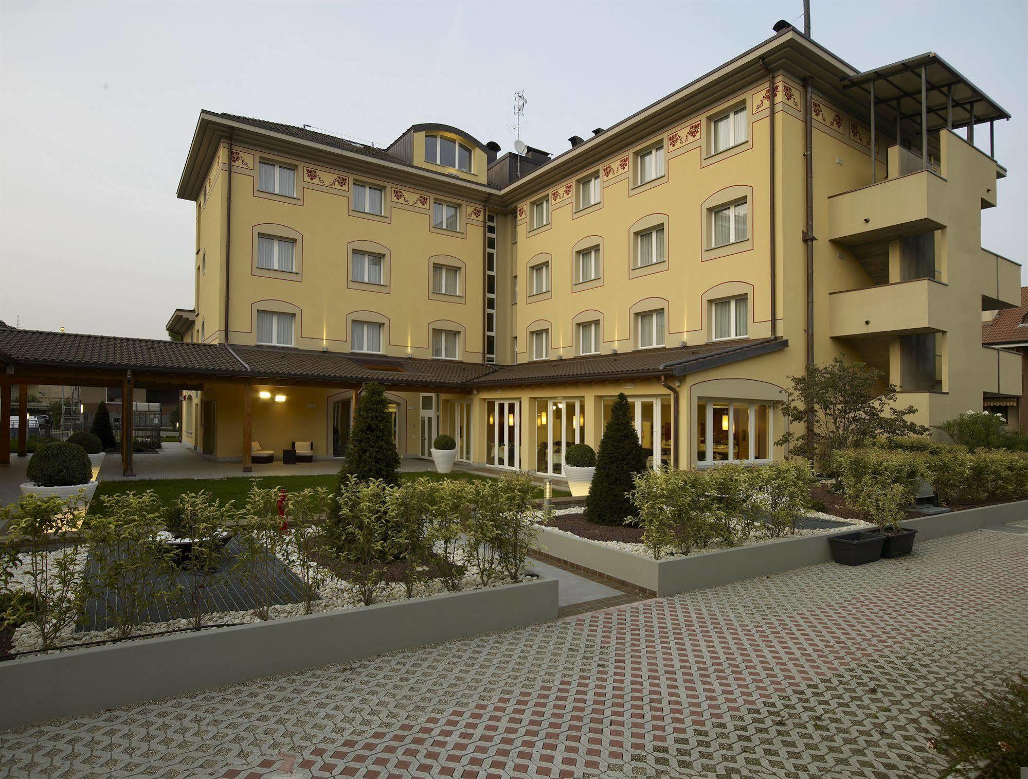 Virginia Palace Hotel Гарбаньяте-Міланезе Екстер'єр фото