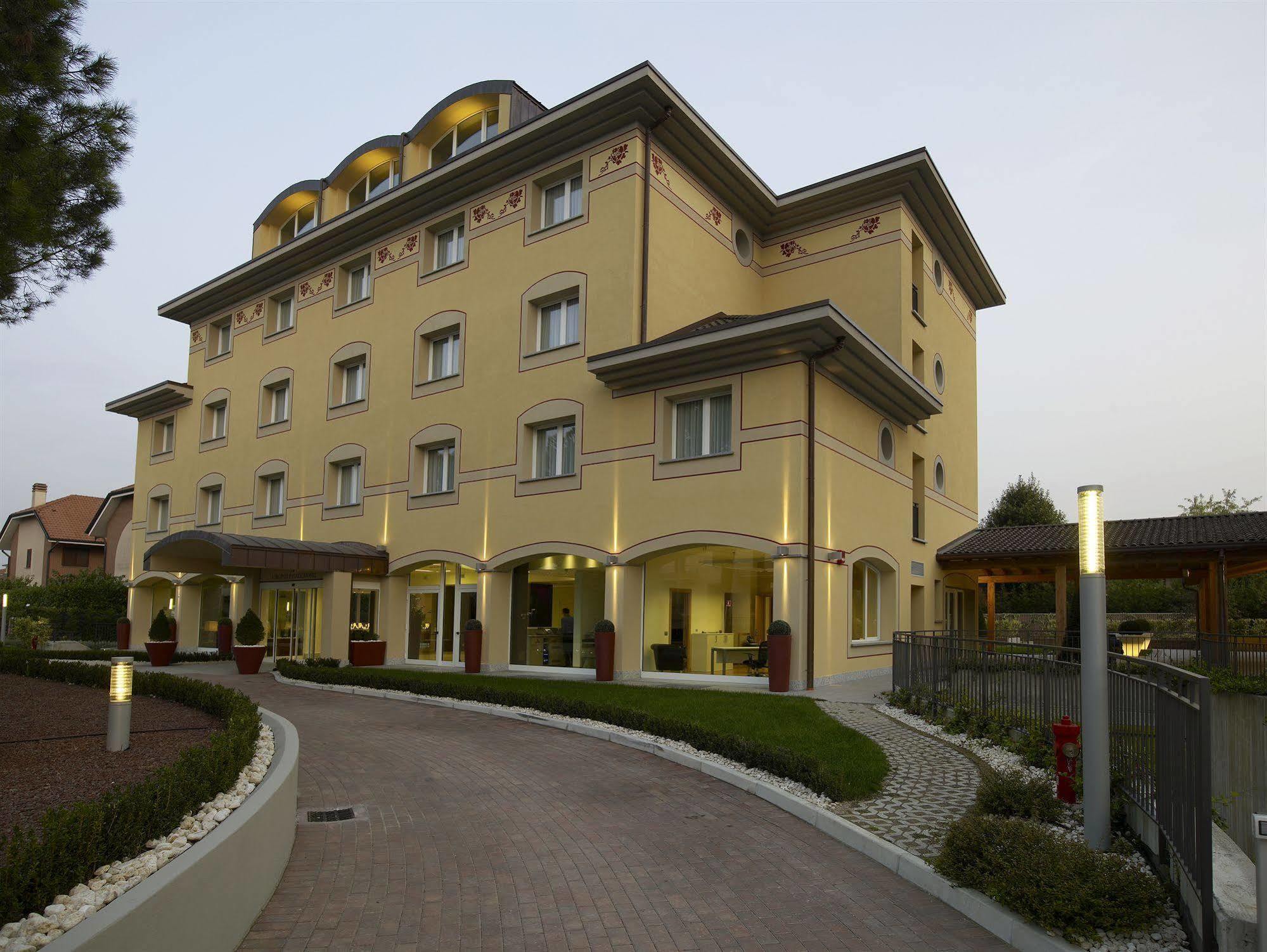 Virginia Palace Hotel Гарбаньяте-Міланезе Екстер'єр фото