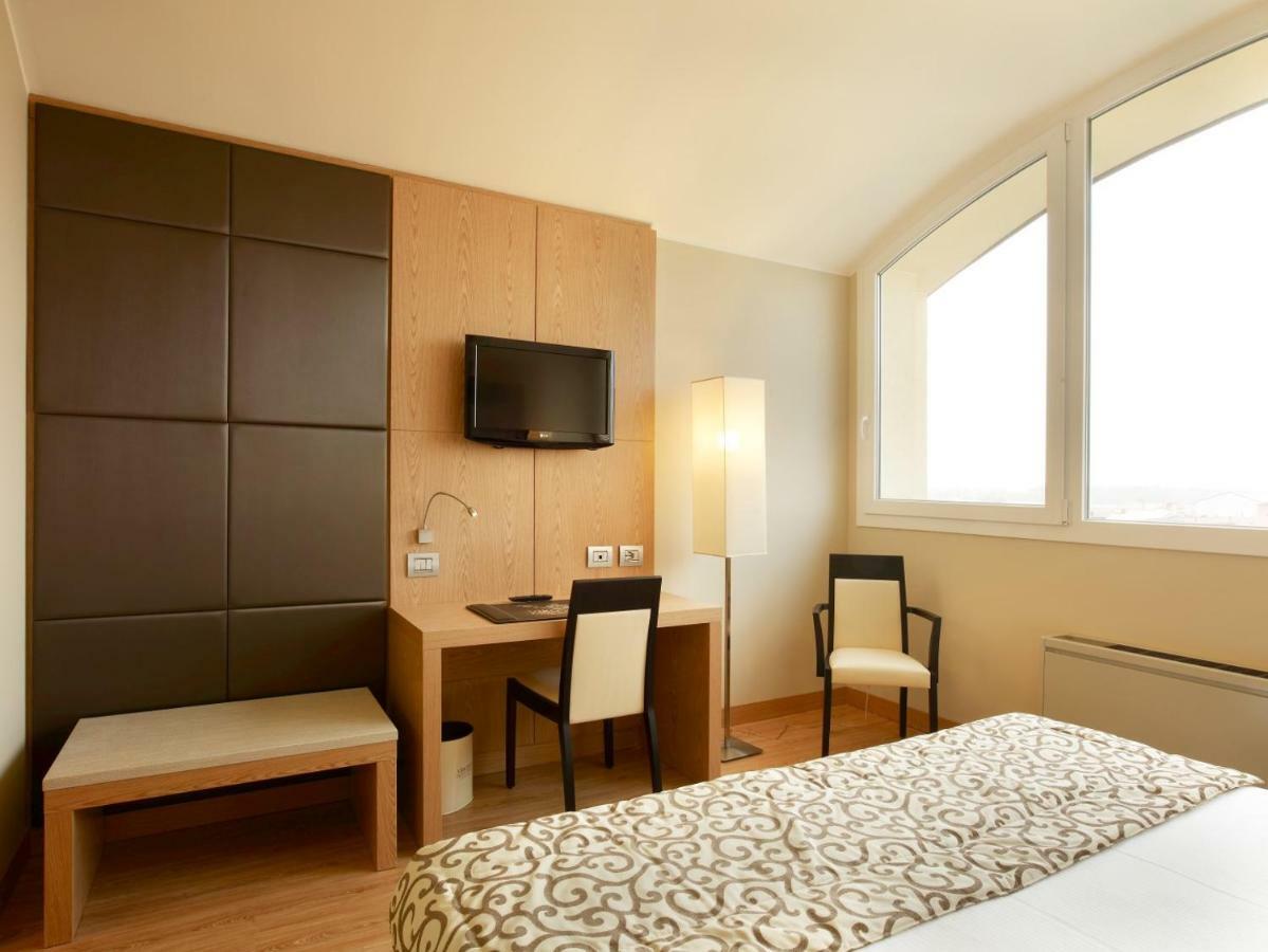 Virginia Palace Hotel Гарбаньяте-Міланезе Екстер'єр фото