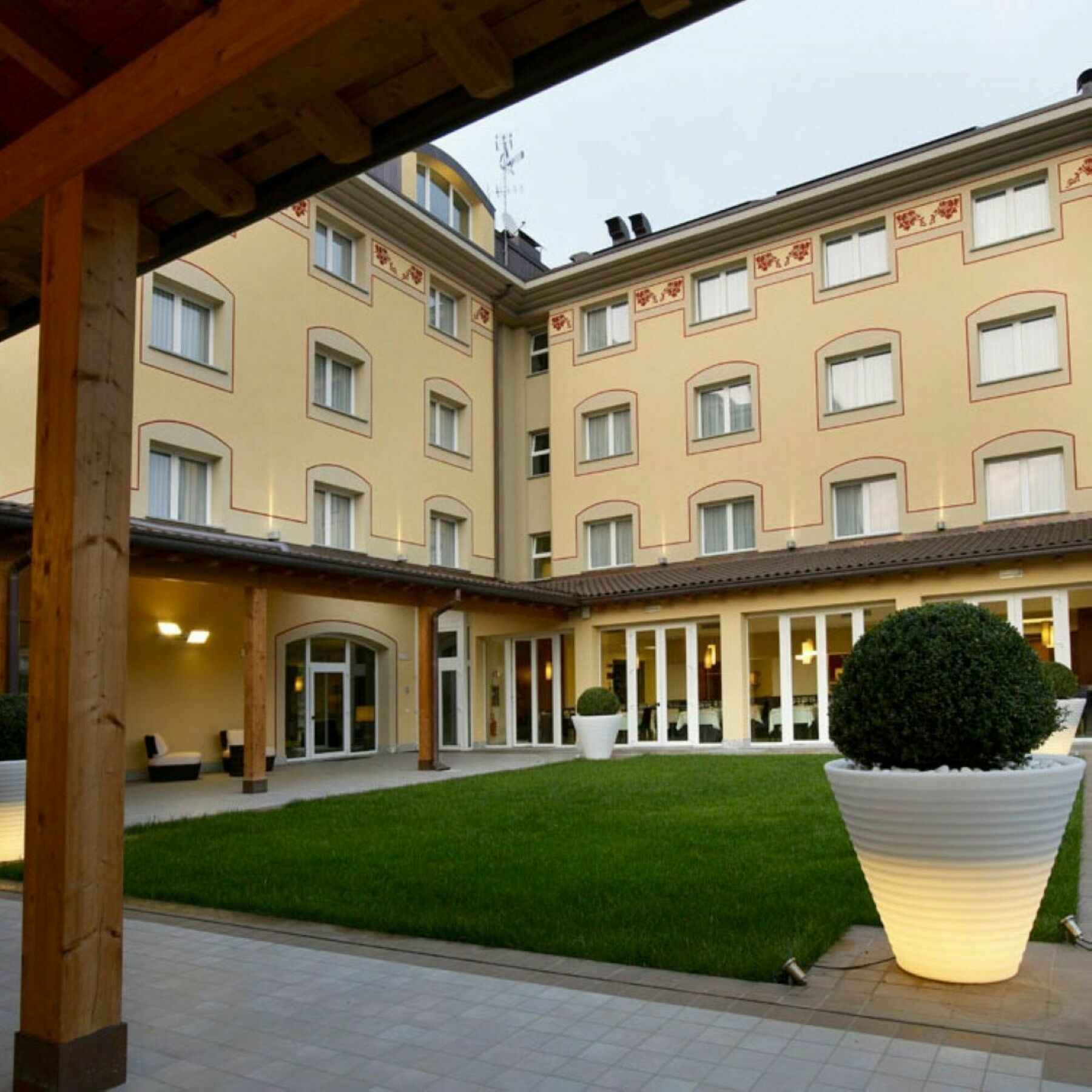 Virginia Palace Hotel Гарбаньяте-Міланезе Екстер'єр фото